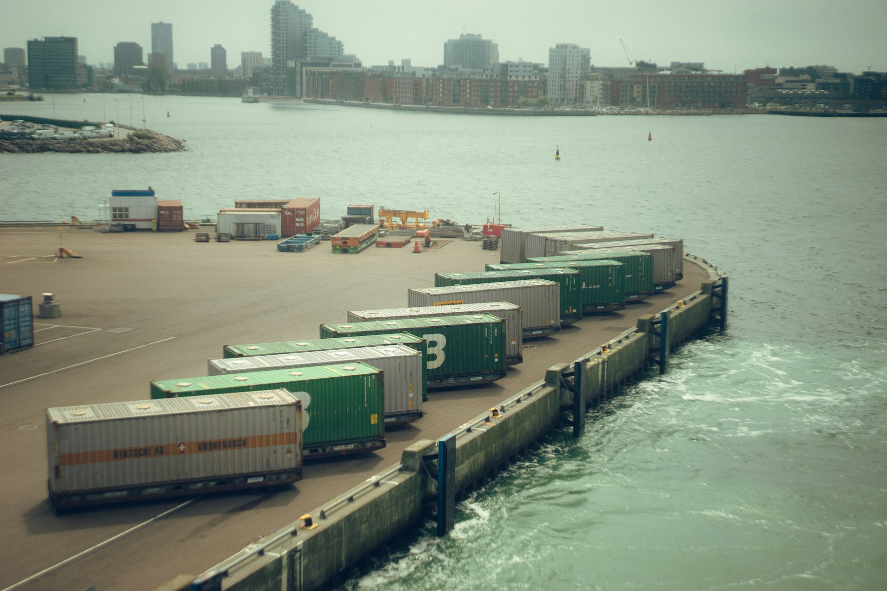 Contenedores en zona portuaria para despacho logistico